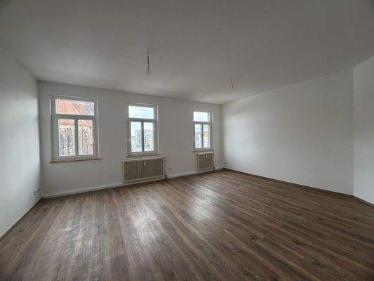 Leerer Raum mit Holzboden