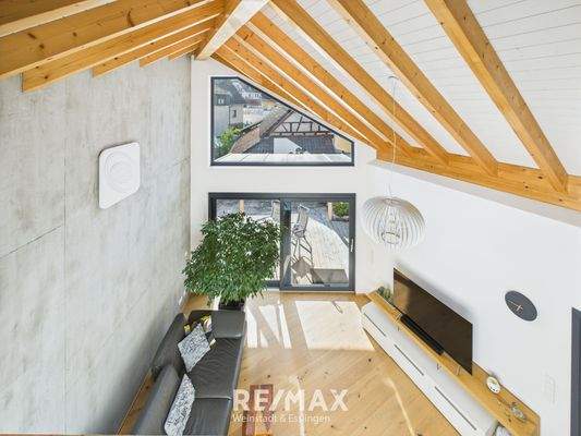 Wohnbereich mit beeindruckender Deckenhöhe