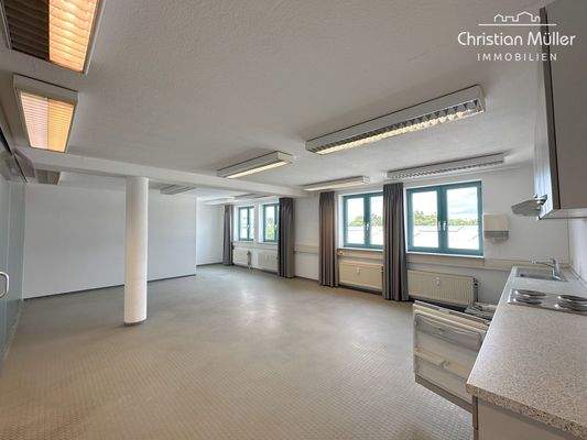 Großer Küchenbereich mit Aufenthaltsmöglichkeiten