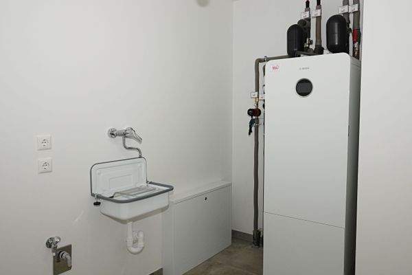 Hauswirtschaftsraum mit Waschmaschinenanschluss