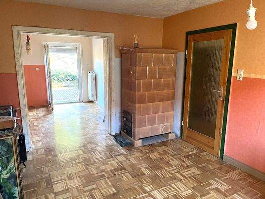 Wohnzimmer mit Kachelofen und Schiebetür.jpeg