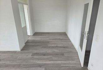 Leerer Raum mit Holzboden