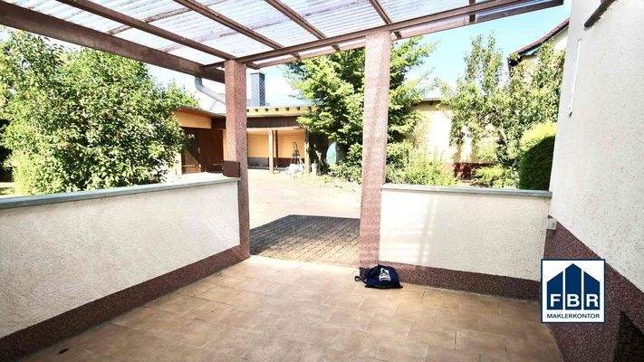 Überdachte Terrasse am Hauseingang