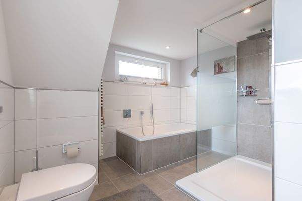 Badewanne und Dusche 