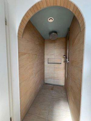 sowie ebenerdiger Dusche