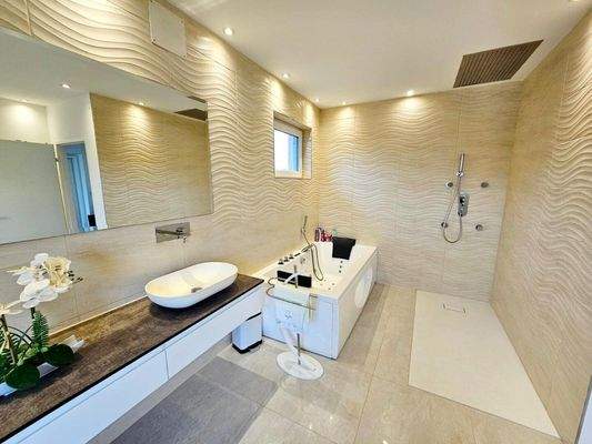 Badezimmer mit Badewanne und Dusche