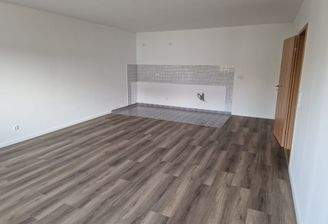 Wohnzimmer mit offener Küche.jpeg