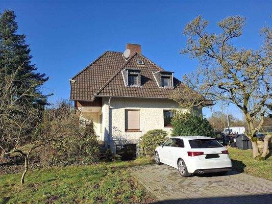 Außenansicht mit Stellplatz