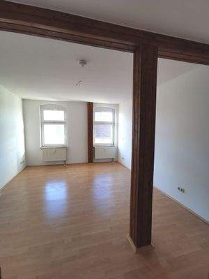 Schlafzimmer mit großen Fenstern.jpg