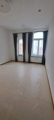 Wohnraum mit Blick zum Innenhof