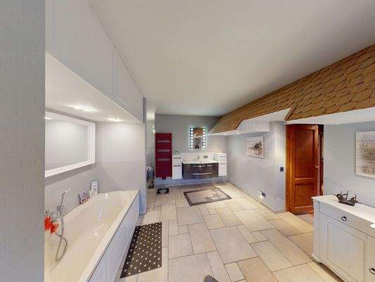 großzügiges Badezimmer im Obergeschoss mit Wanne