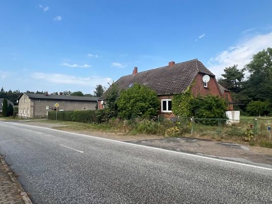 Ansicht mit Umfeld und Bushaltestelle links