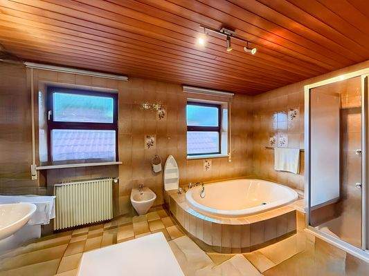 OG - Badezimmer mit Einrichtungsbeispiel