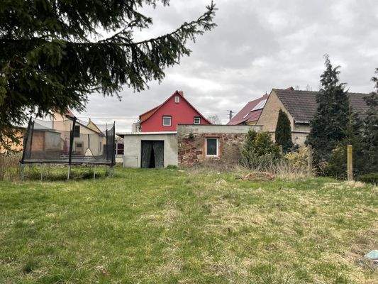 Blick auf Anbau und Haus