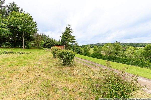 Waldweg am Grundstücksende