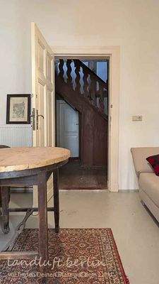 Lehnschulzenhaus EG, Blick von Raum in den Flur mit der Treppe nach oben.jpg