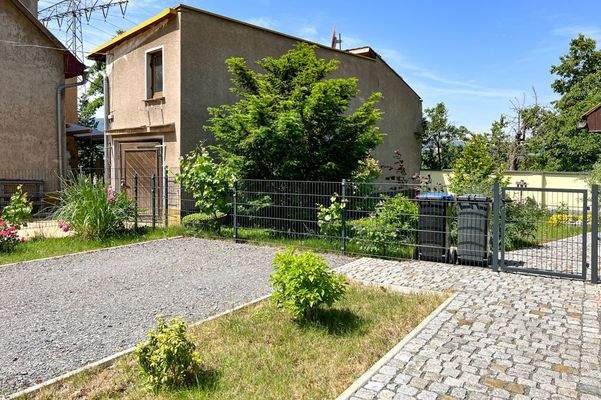 PKW- Stellplatz und Garteneingang