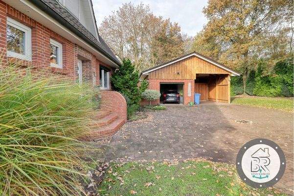 Große Auffahrt mit Garage und Carport