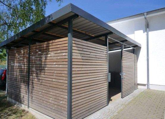 Abstellraum Fahrräder und Mülltonnen