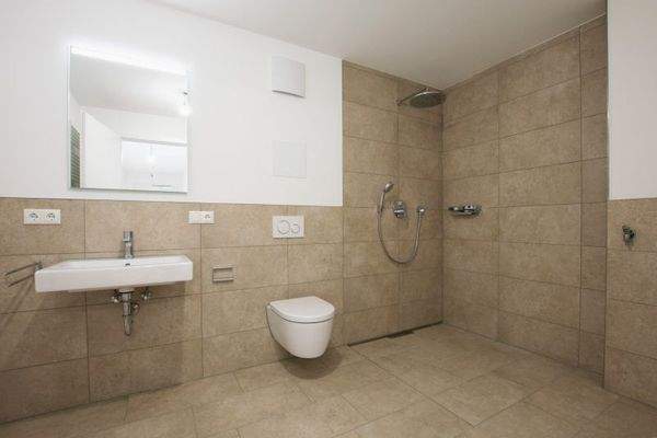 großzügiges Badezimmer mit bodengleicher Dusche-2