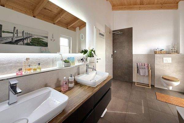 modernes Badezimmer mit Badewanne 