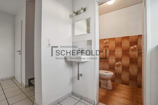 Gäste-Toilette mit Vorraum