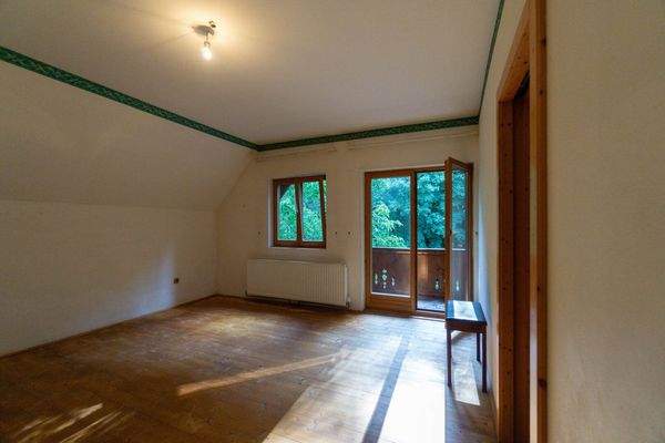 Zimmer mit Garderobe und Balkon