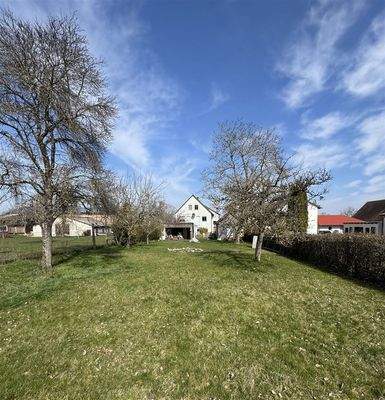 Blick vom Garten zu den Häusern