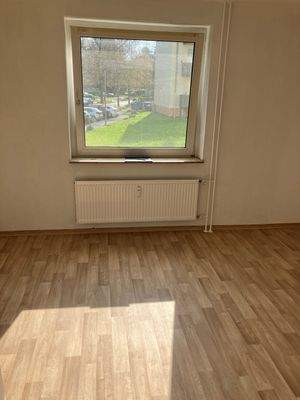 Zimmer mit Fenster und Blick ins Grüne.jpg