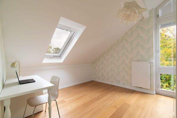 Arbeitszimmer mit viel Tageslicht