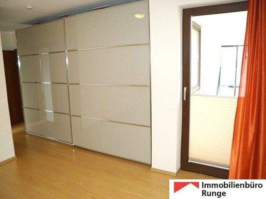 moderner Kleiderschrank im Schlafzimmer.jpg