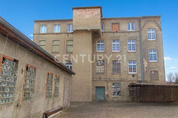 Frontseite mit Parkplätze