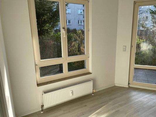 Ansicht II: Wohnzimmer mit Zugang auf die Terrasse