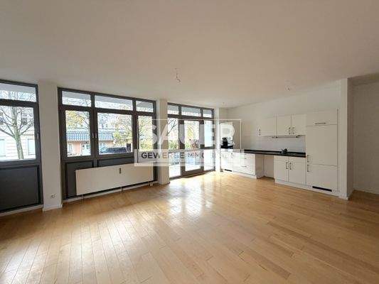 Großer Büroraum mit Küchenbereich und Zugang Balkon