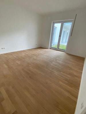 Whg 2_Schlafzimmer mit Zugang zum kl. Garten.jpeg