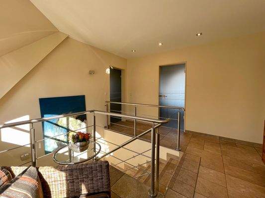 kleine Galerie im OG.jpeg