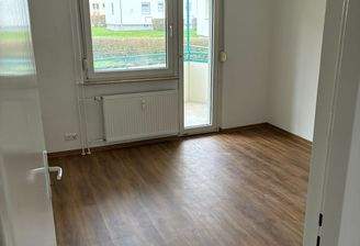 Wohnzimmer mit Zugang zum Balkon.JPG