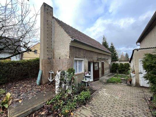 Nebengebäude mit Waschküche und Garage