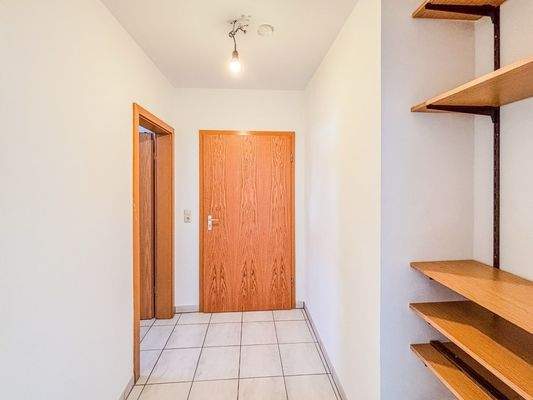 Flur mit Zugang zur Abstellkammer