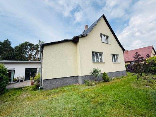 Vorderansicht EFH und Eingang Wohnung 