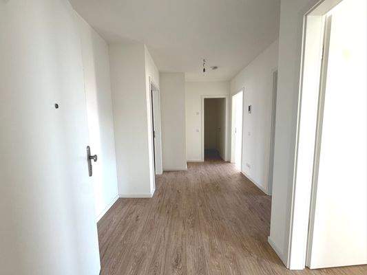 Moderner Flur mit Holzboden