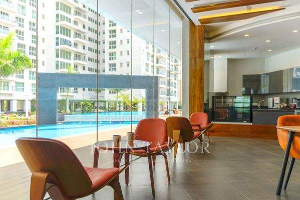 Dining room Swimming pool Tile