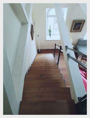 09 Galerie - Innenliegende Treppe zum Wohnzimmer.jpg