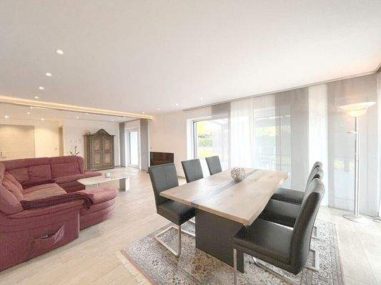 Blick vom Essbereich des EG durch das Wohnzimmer