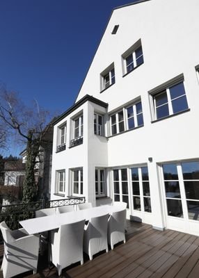 Außenansicht m. Balkon bzw. Terrasse