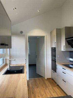 Offene Küche mit angrenzendem Hauswirtschaftsraumm