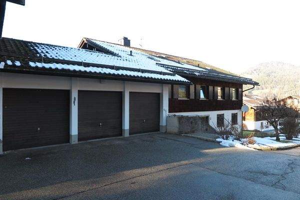 Garagengebäude mit Haupthaus