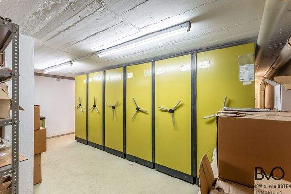 Großzügiger Archiv- und Lagerbereich im Untergeschoss
