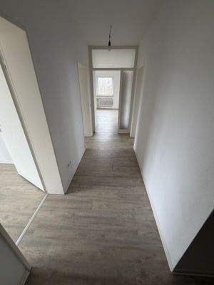 Moderner Flur mit Holzboden