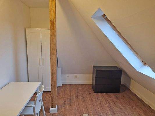 Eines der Zimmer im DG